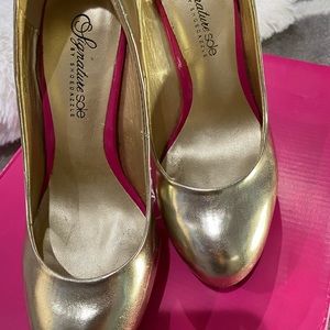 Shoe dazzle size 5.5 gold shoes